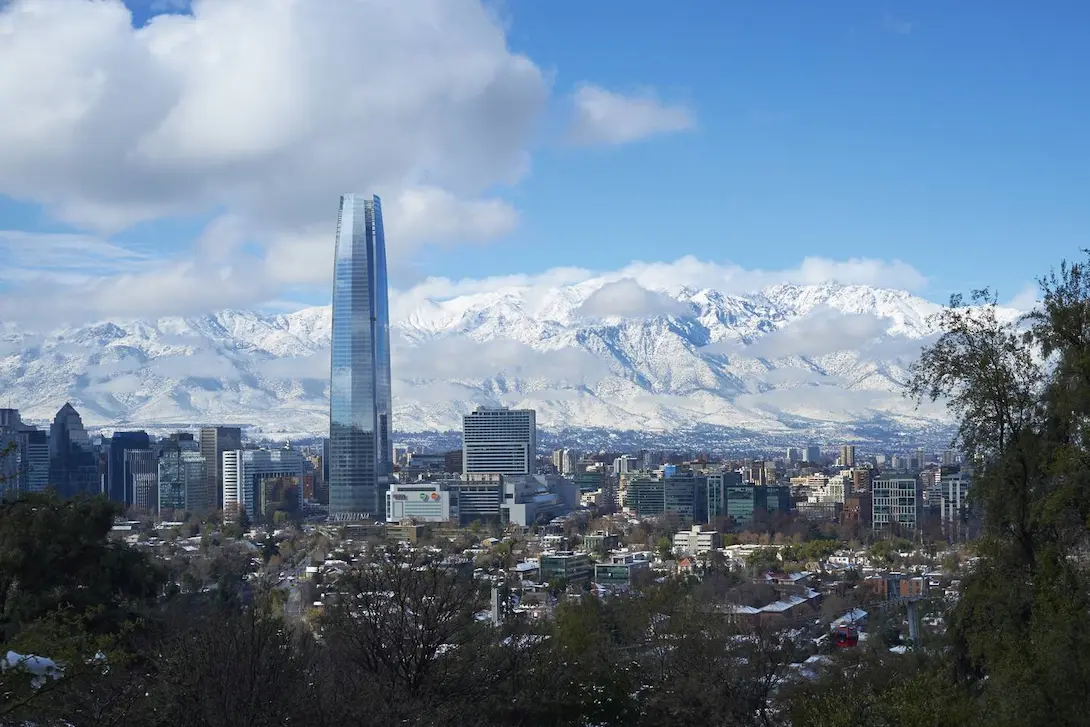 Santiago de Chile en invierno: nieve a una hora de la capital